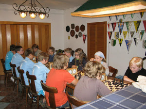 Kinder beim Schachspiel im Sportlerheim
